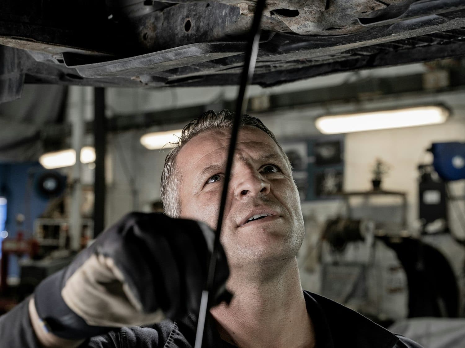 Inspeção automotiva em oficina organizada